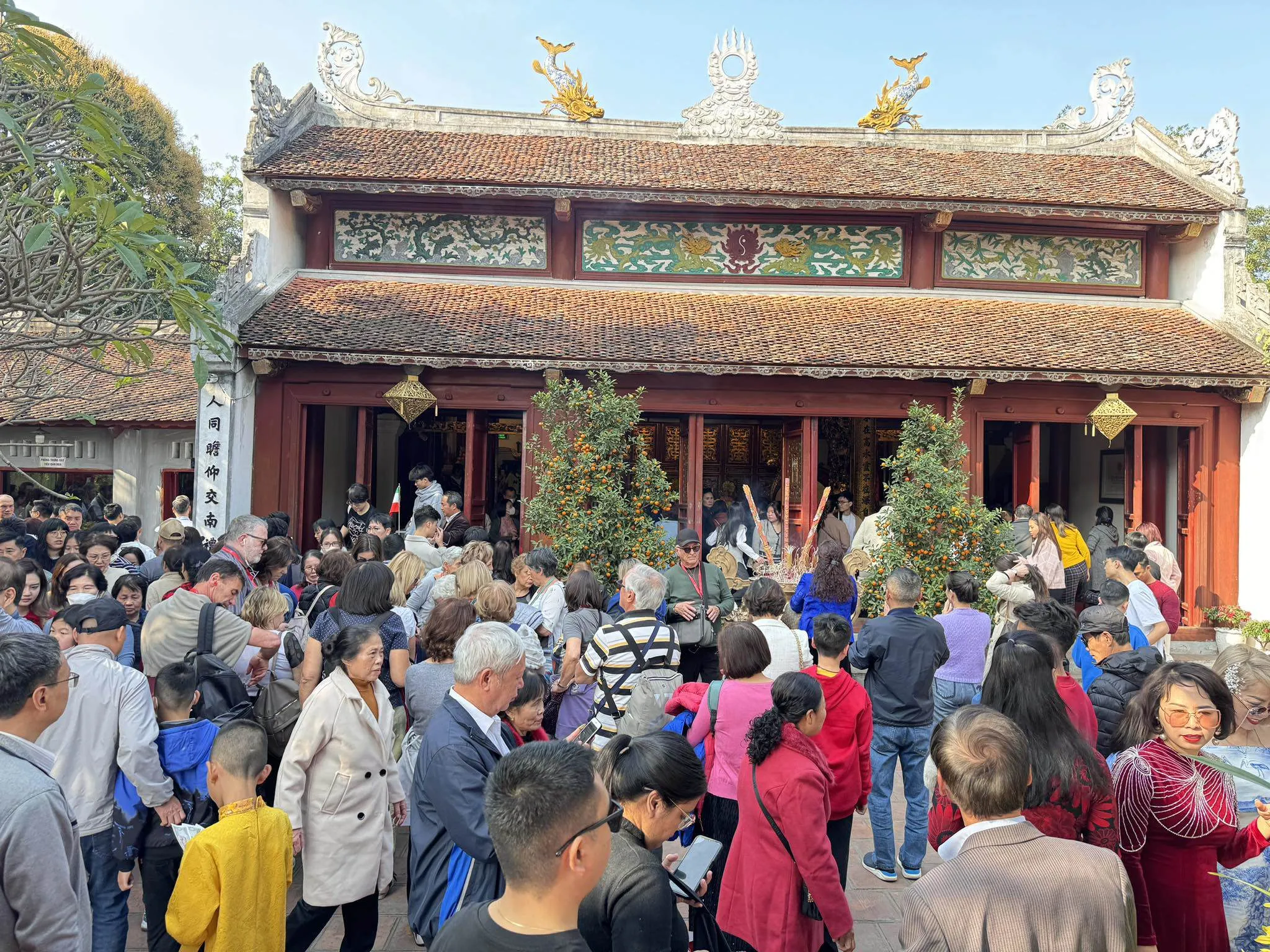 Hình ảnh người dân xếp hàng trang nghiêm đi lễ cầu bình an tại Đền Ngọc Sơn vào ngày Tết